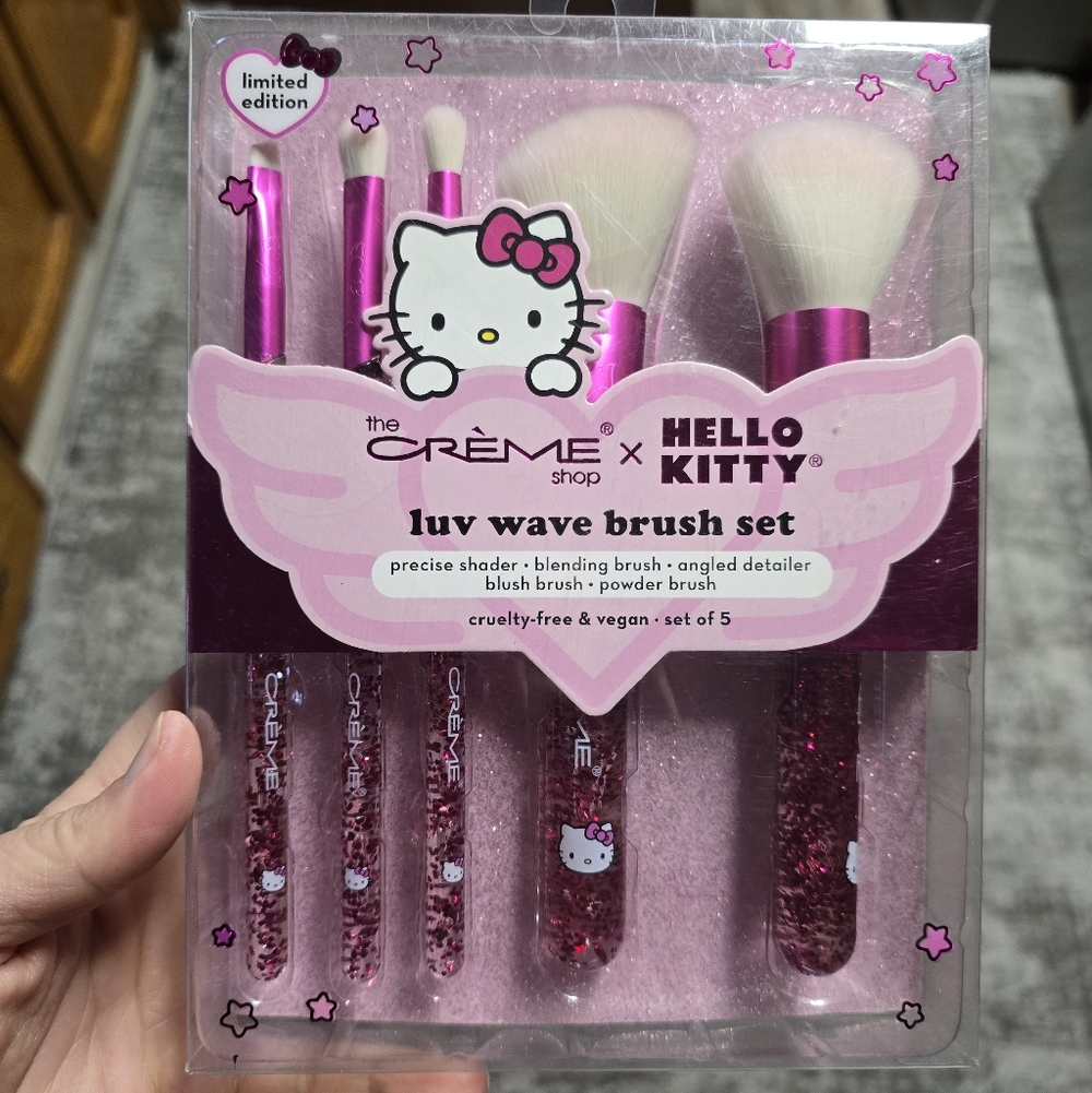 The Creme Shop X Hello Kitty Luv Wave Brush Set - Picture 4 of 4